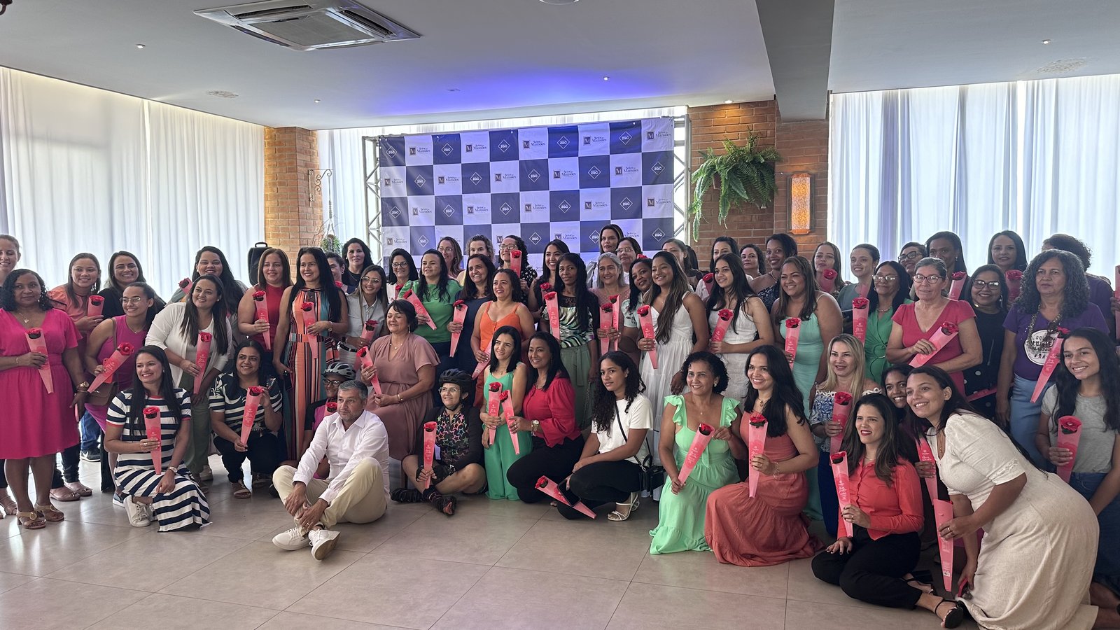 Mulheres reunidas no Café da Manhã das Mulheres, no Setor das Mansões