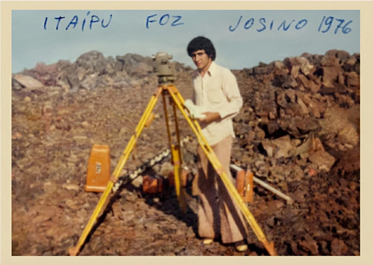 Josino, pai do fundador, com o teodolito na mão em Itaipu, 1976