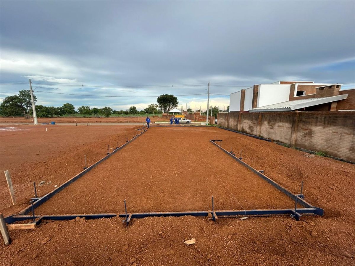 Dia 1 — o terreno terraplanado com o gabarito da casa marcado no chão