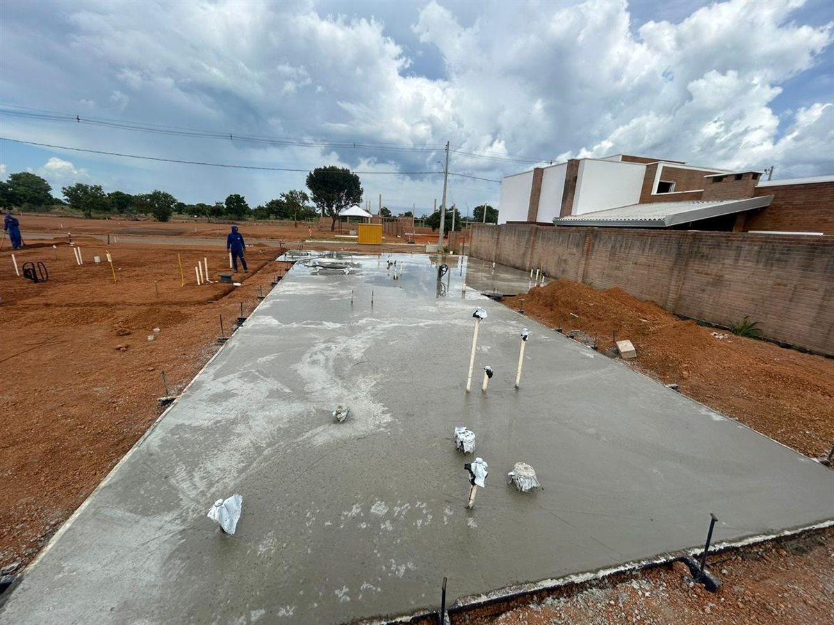Dia 3 — a laje de radier concretada
