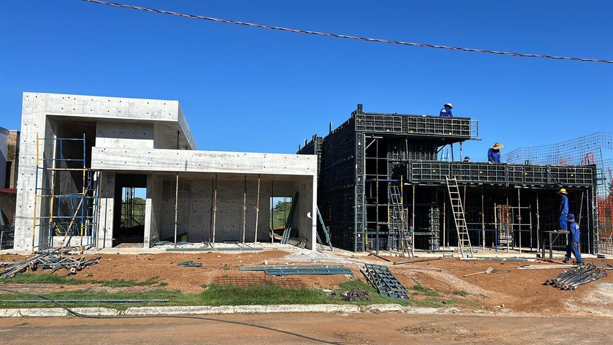 Dias 6 e 7 — a casa levantada, com a equipe no canteiro