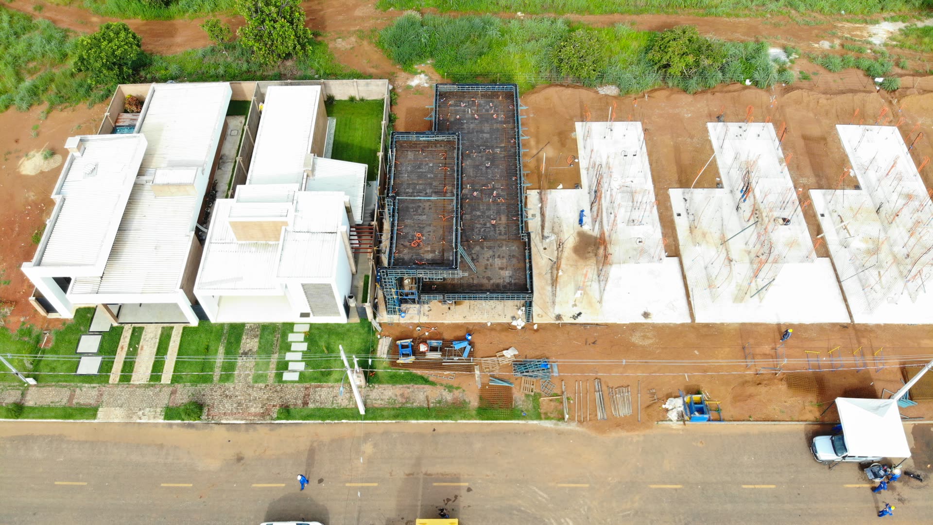 Obra do Setor das Mansões vista de cima: casa entregue ao lado das casas em construção
