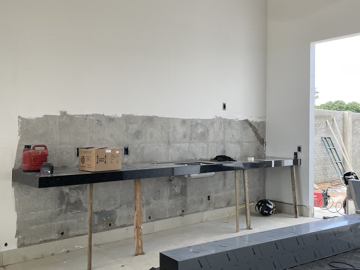 A parede de concreto, com a marca das fôrmas